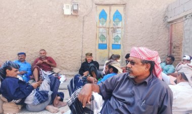 نائب رئيس انتقالي ابين يؤدي واجب العزاء لمدير الادارة التنظيمية باتتقالي المحافظة عبدالله برهوت بوفاة اخيه