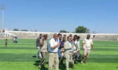 السلطة المحلية بأبين ووفد وزارة الشباب يطلعان على نسبة إنجاز عملية ترميم وتأهيل ملعب الشهداء - المرحلة الأولى