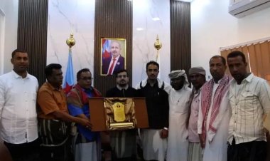 رئيس انتقالي المهرة يستقبل إدارة فريق الدفاع بنادي شباب سيحوت و اللجنة المنظمة لبطولة الفقيدين