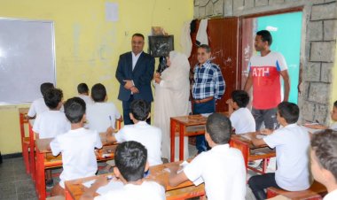 مدير التواهي يتفقد سير العملية الاختبارية في مدرسة الروضة للتعليم الاساسي بالمديرية