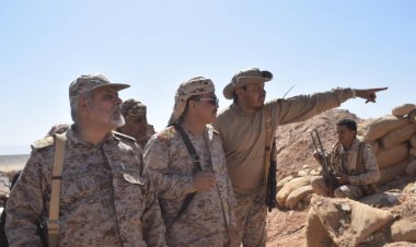 مفتش عام القوات المسلحة يتفقد المواقع القتالية في جبهات شمال غرب مارب