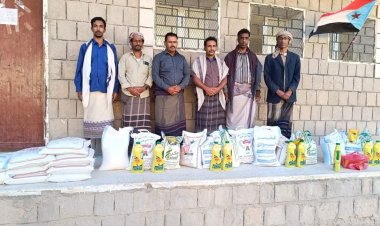 انتقالي عرماء بشبوة يدشن توزيع السلل الغذائية لعزب المعلمين والمعلمات بمركز المديرية