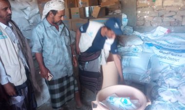 رئيس انتقالي كرش يشرف على توزيع المساعدات الغذائية المقدمة من برنامج الغذاء العالمي
