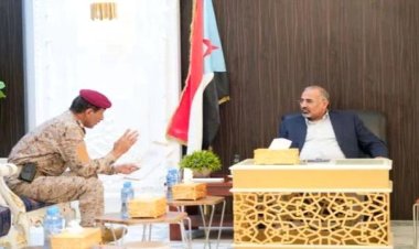 الرئيس الزُبيدي يطّلع على سير العمل بهيئة الأركان العامة