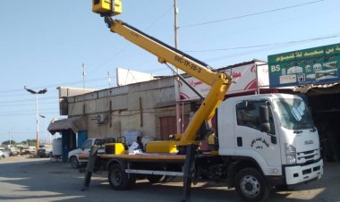 اشغال عدن يباشر اعمال الانارة بالطاقة الشمسية لخط الحسوة