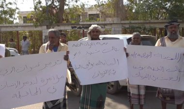 أبين: وقفة احتجاجية لمزارعي القريات تطالب بوقف التعديات و الاستحداثات بمنطقة القريات الزراعية بزنجبار