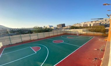 استكمال إعادة تأهيل أرضية ملعب كرة السلة في نادي شمسان