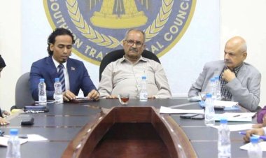 بحضور الجعدي.. إتمام مراسم تسليم واستلام لقيادة انتقالي العاصمة عدن