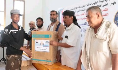 انتقالي سيحوت يقدم دعم اجهزة مكبرات الصوت لمدارس المديرية