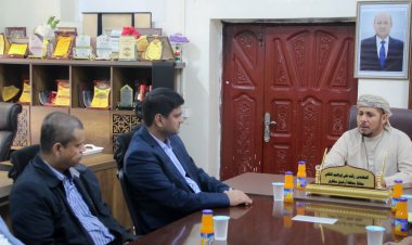 محافظ سقطرى يناقش مع مدير شركة النفط اليمنية تموين المحافظة بإحتياجها  من المشتقات  النفطية والغاز المنزلي