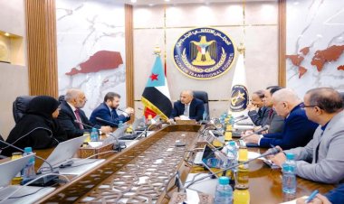 الرئيس الزُبيدي يناقش سبل تعزيز الرقابة على المال العام
