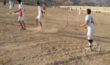 نافذون بحماية امنية يسطون على أرضية ملعب في إحدى مديريات محافظة تعز اليمنية