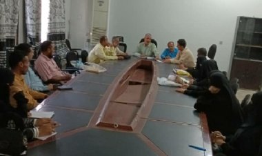 مدير مكتب الصحة بدارسعد يعقد لقاء موسع مع رؤساء أقسام المرافق الصحية بالمديرية