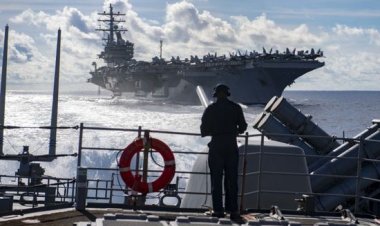 بعد تحذير التحالف.. شركات دولية توقف حركة الشحن عبر باب المندب