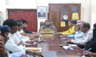 محافظ سقطرى يطلع على مستوى تحصيل الإيرادات الضريبية بـ2023