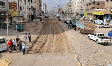 بتكلفة ( 800 ) مليون ريال..مدير عام المنصورة يدشن مشروع إعادة تأهيل شارع التقنية - تقاطع بئر أحمد