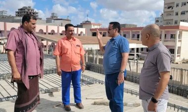 مدير عام المنصورة يدشن استئناف العمل بمشروع بناء ( 8 ) فصول إضافية بمدرسة الفقيد عبدالله شرف