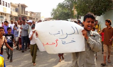 لحج تنتفض وتطالب الحكومة والسلطة المحلية عدم المساس برواتبهم