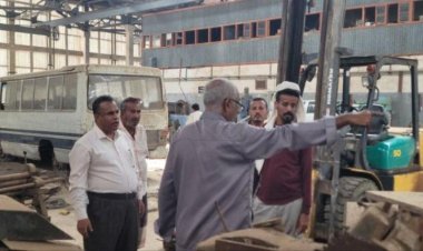 رئيس هيئة مصائد خليج عدن يطلع على سير أعمال تأهيل الورشة الفنية بميناء الإصطياد بعدن