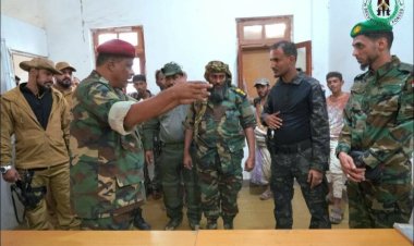 مدير مكتب القائد العام لقوات الحزام الأمني يتفقد معسكر وحدة حماية الأراضي بالعاصمة عدن