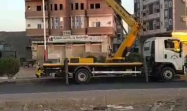 مكتب اشغال عدن يباشر اعادة تأهيل انارة خط جولة القعيطي- جولة القاهرة