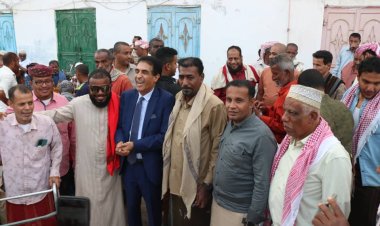 الإعلامي والباحث  الكبير المغربي توفيق جوزليت في زيارة لمدينة الشحر التاريخية