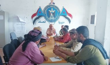 انتقالي المحفد يشدد على ضرورة تفعيل عمل المراكز واللجان المجتمعية في المديرية