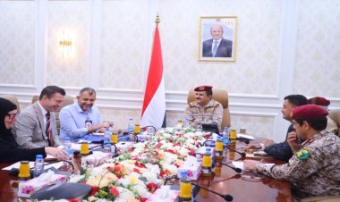 وزير الدفاع يبحث مع بعثة الصليب الاحمر عدد من المواضيع الانسانية