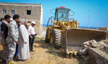 المحافظ الثقلي يشرف على إزالة البناء العشوائي في الشوارع العامة بمدينة حديبوه