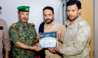 رئيس إنتقالي غيل باوزير يقدم درع الوفاء وشهادة تقديرية لقيادة معسكر كوارتز