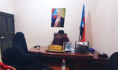 غيثان يلتقي بمديرة ساحة الشهداء بزنجبار ويشيد بدورها في الحفاظ على المنتزه