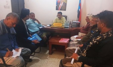 رئيس انتقالي أبين يناقش مع ممثلي مديرية مكيراس في الجمعية الوطنية ومجلس المستشارين أوضاع المديرية