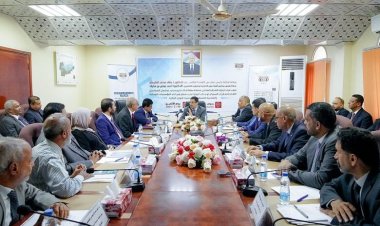 رئيس الوزراء يشدد على ضرورة تنفيذ خطط إعادة تأهيل وتطوير المؤسسات النفطية والتعدينية