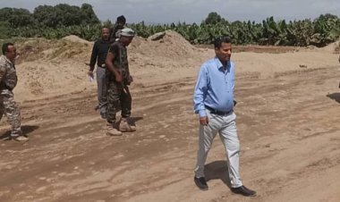 محافظ أبين يتفقد العمل في مشروع الطريق المؤدي إلى مشروع سد حسان الاستراتيجي