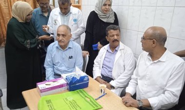 مدير مديرية التواهي.. يتفقد سير العمل في العيادة الطبية المجانية للاستشارات لمرضى الاورام في المجمع الصحي بالمديرية