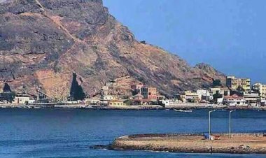 شاهد بالصور.. معلم تاريخي يتحول لمكان للنوم وتعاطي القات ومكان للقمامه