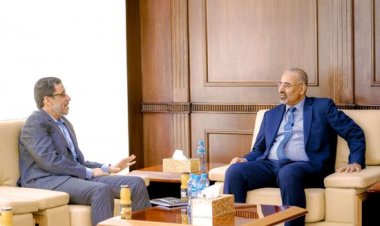 الرئيس الزُبيدي يبحث جهود رئاسة الحكومة لتحسين الظروف المعيشية