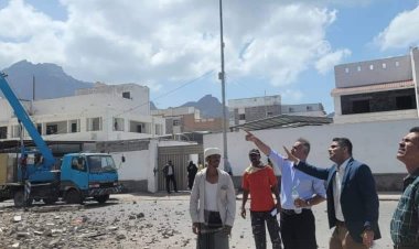 عدن : العاقل والجاوي يطلعان على اعمال إزالة احجار المباني المتهالكة.