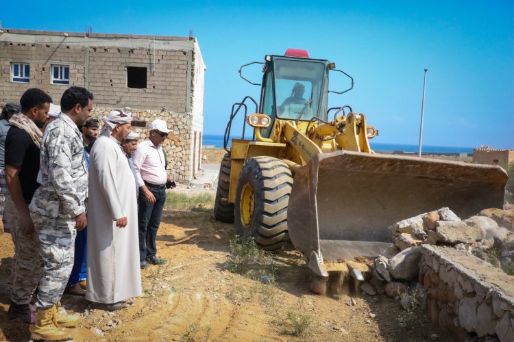 المحافظ الثقلي يشرف على إزالة البناء العشوائي في الشوارع العامة بمدينة حديبوه