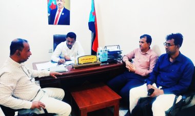 رئيس انتقالي أبين يناقش مع مدير عام زنجبار جملة من القضايا المتعلقة بالمديرية