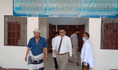 مدير عام مكتب الصحة العامة والسكان بلحج يزور السجن المركزي ويوجه فتح عيادة داخلية فيه