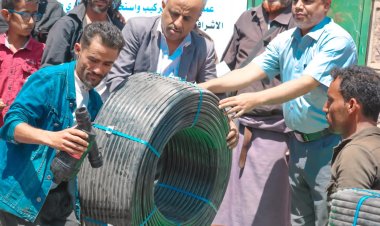 مدير عام الحصين يدشن توزيع مشروع شبكات ري بالتنقيط للمزارعين في المديرية