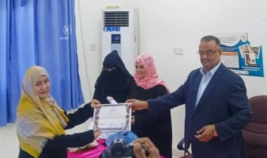 مدير التواهي يكرم عدد من القابلات بمناسبة عيد المرأة العاملة 