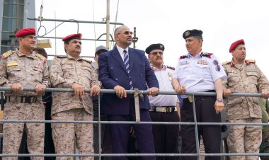 الرئيس الزُبيدي يدشّن إدخال آليات جديدة للقوات البحرية