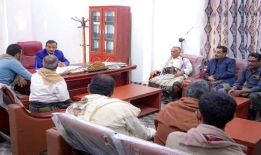 محافظ شبوة يطلع على نشاط فرع مصلحة الضرائب