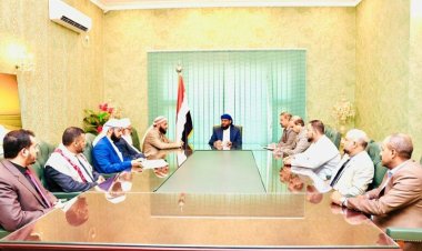 النائب المحرّمي يعقد اجتماعاً موسعاً بقيادة وزارة الأوقاف والإرشاد