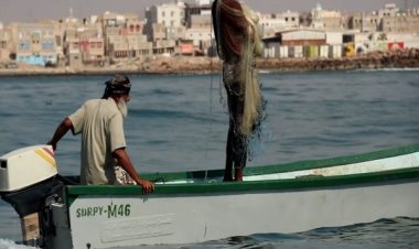 خفر السواحل تعلن إنقاذ ثلاثة صيادين يمنيين بعد بضعة أيام من تعطل قاربهم في خليج عدن