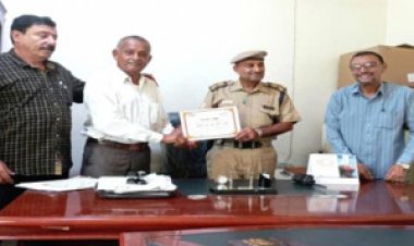 رئيس اللجان المجتمعية بالمعلا يكرم قيادة شرطة المديرية