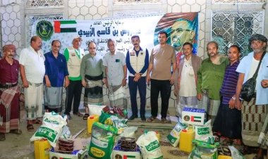 بتوجيهات الزُبيدي.. توزيع سلال غذائية لأسر الشهداء بعدن