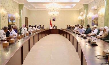 المحرّمي يعقد اجتماعا بقيادة الغرفة التجارية والصناعية وعددا من رجال المال والأعمال بالعاصمة عدن